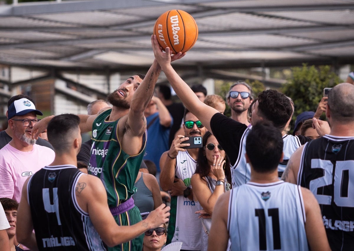 Imagen secundaria 1 - Chris Duarte conquista el corazón de la 'Marea Verde' en su llegada a Málaga